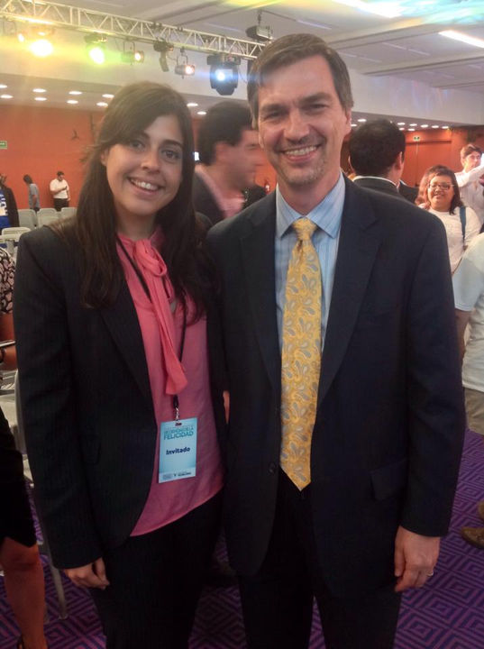 Alejandra Barba con James Pawelski